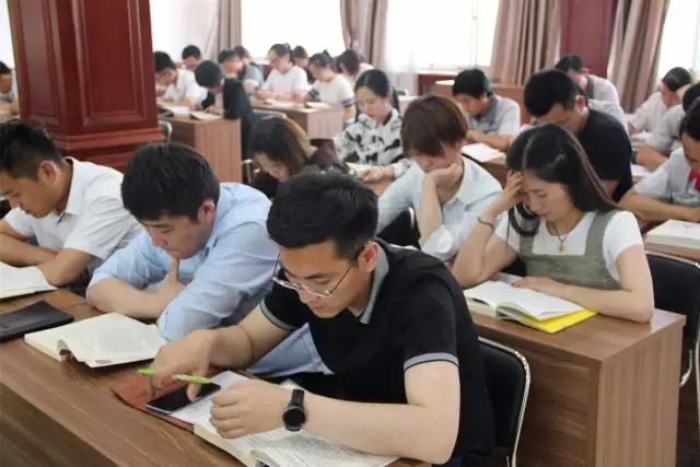 期刊杂志导航：大学生发表论文投稿的优选平台与策略