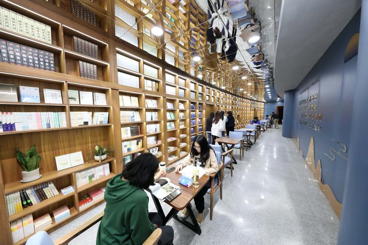 评审职称攻略：评职称学术专著出书出版与投稿发表论文哪个更具额优势？