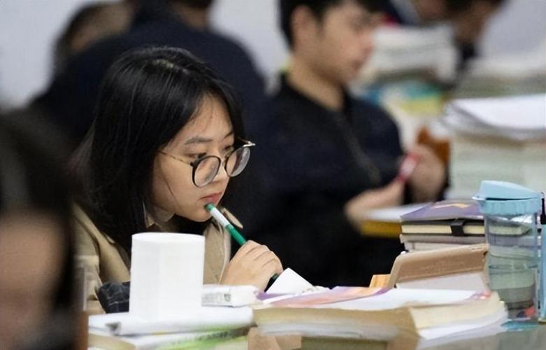 评职称投稿发表论文花费费用与影响因素分析