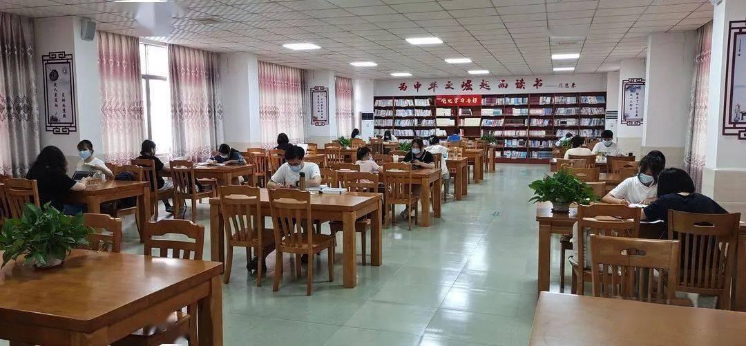 美术美学学术专著教材出版与教师评职称：署名规则与自费出书详解