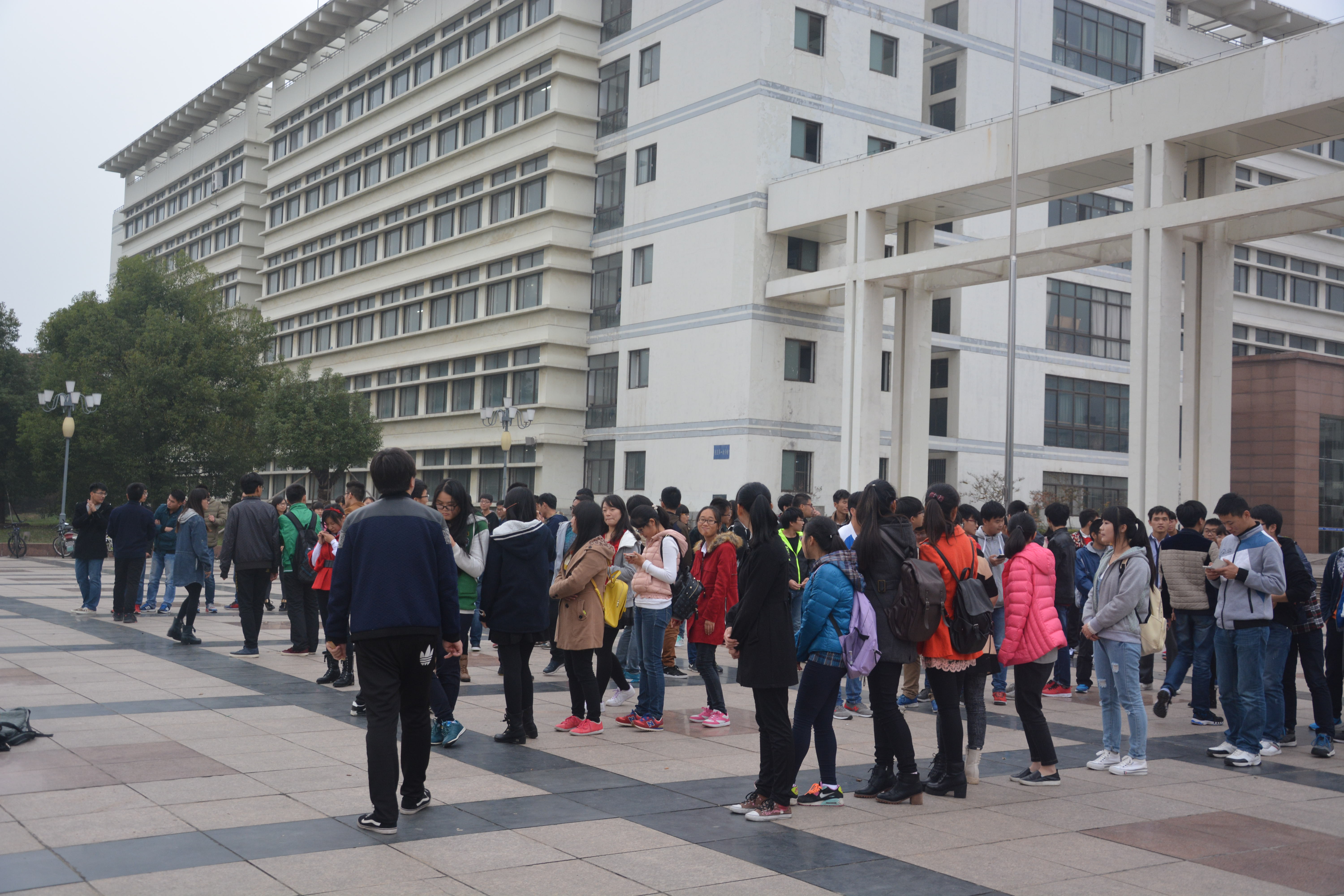 美术美学学术专著教材出版与教师评职称：署名规则与自费出书详解