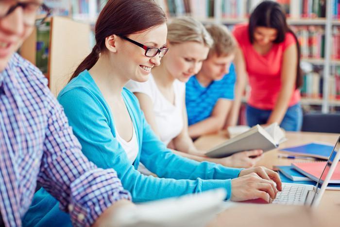 职称晋升成本解析：论文发表VS自费出书，哪个更经济划算？